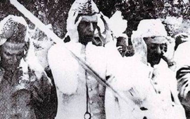 بونوں کے درمیان ایک قدآور شخصیت