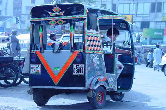 کراچی: شاہراہ فیصل پر رکشہ چلانے کی پابندی ایک ماہ کیلئے مؤخر