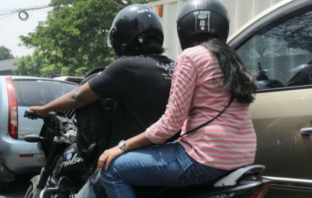 کراچی: خواتین کے لئے بھی ہیلمٹ پہننا لازمی ہوگا