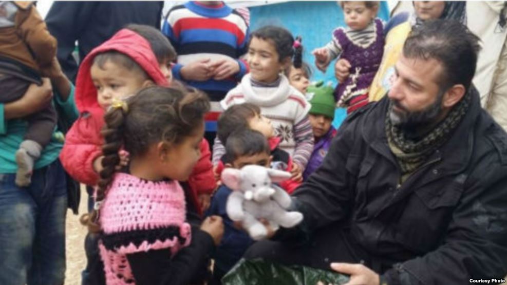 حلب: بچوں کو کھلونے فراہم کرنے والا دردِ دل رکھنے والا شخص