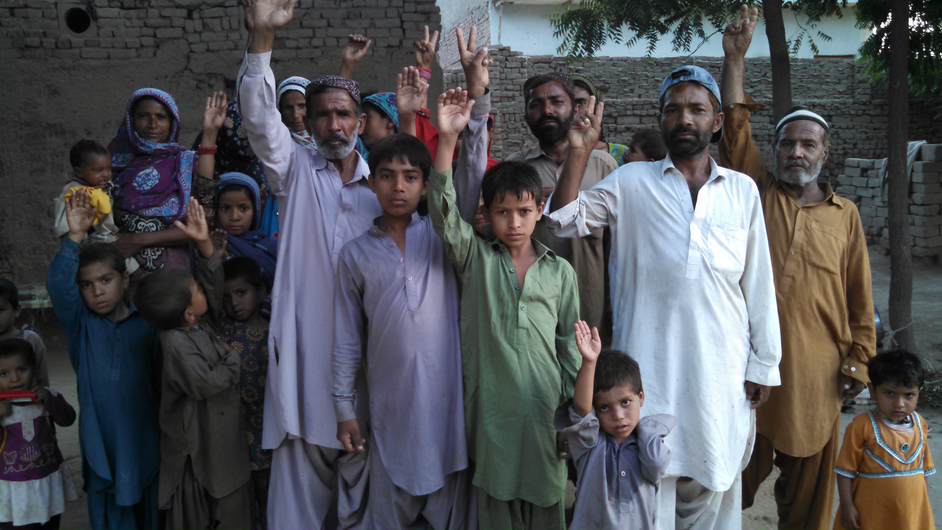 بھٹ شاہ میں ٹھل کے رہائشیوں کا بااثر زمیندار کے مظالم کے خلاف مظاہرہ