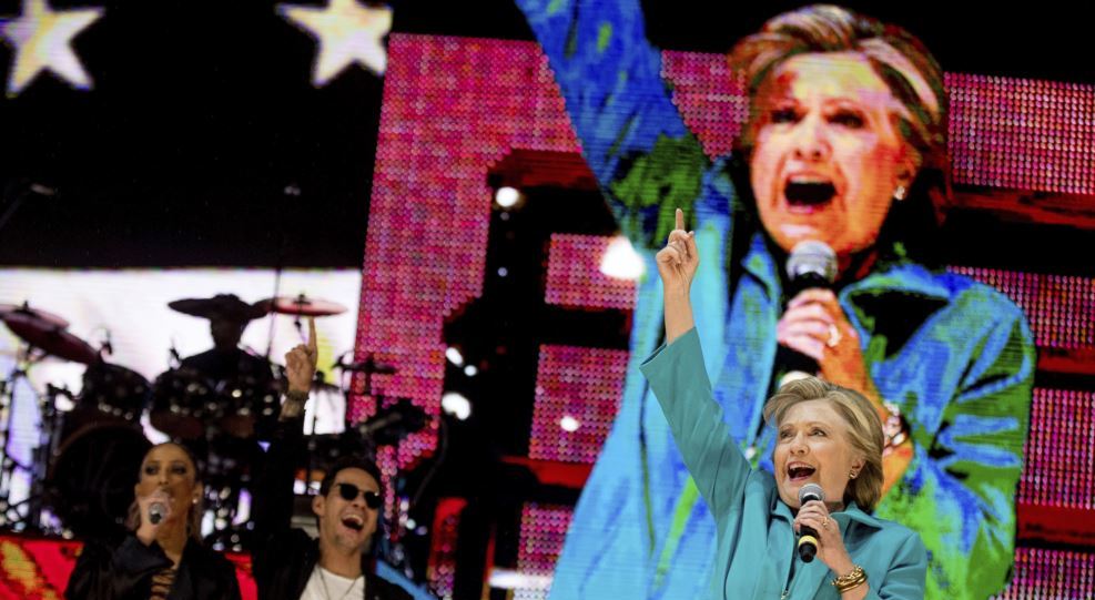 کلنٹن کی ای میلز کے بارے میں ایف بی آئی کے اعلان پر تنقید