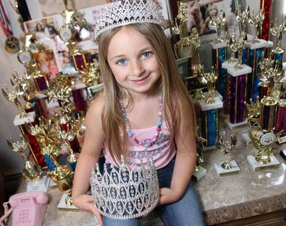 نیویارک کی نو سالہ فیشن ماڈل لاکھوں میں کھیلنے لگی