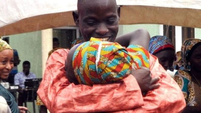 چیبوک سے اغوا ہونے والی مزید طالبات رہا، والدین کے حوالے