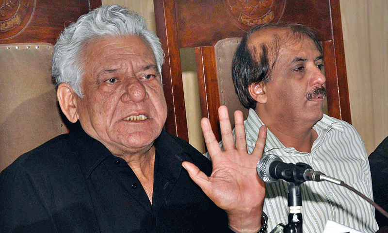 اوم پوری پاکستانیوں کی مخالفت کرنیوالے بھارتی اینکر پر برس پڑے