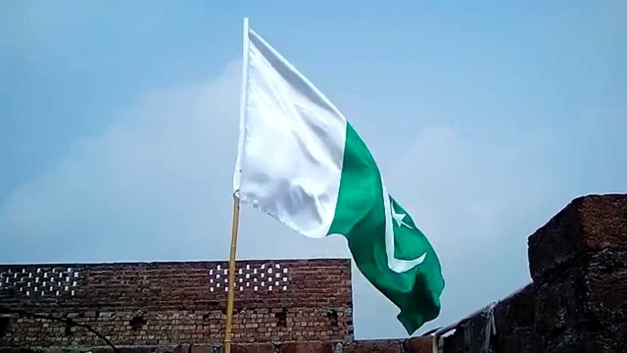 چھت پر چراغ رکھتا ہوں جھنڈا لگاتا ہوں