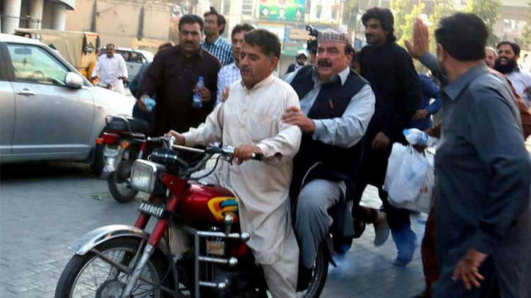 بڑا مولوی بنا پھرتا ہے، لڑتا ہے جو پولیس سے