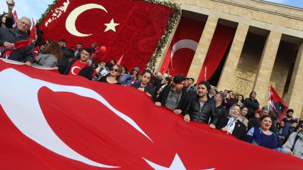 ترکی میں ناکام فوجی بغاوت کے بعد مزید دس ہزار سرکاری ملازمین برطرف