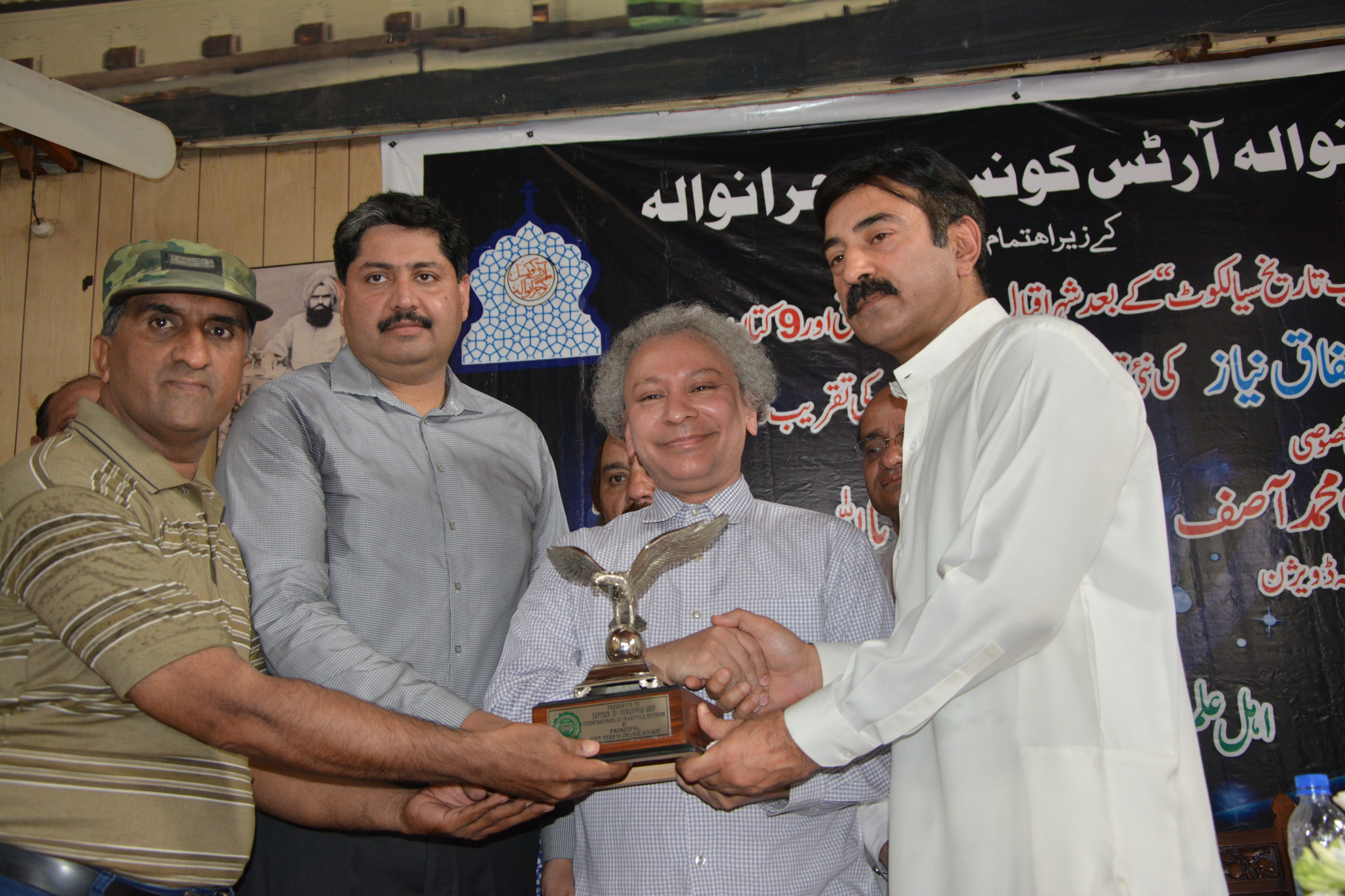 اشفاق نیاز کی نئی کتاب ضرب قلم کی تقریب رونمائی کی تصویری جھلکیاں