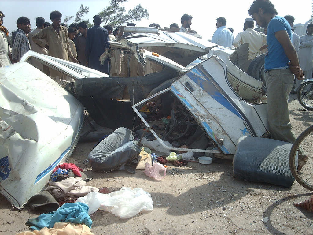 سیالکوٹ : تیز رفتار کار اور ٹرالی میں تصادم، 3 افراد جاں بحق، 2 زخمی