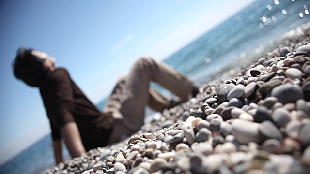 ہم نے دنیا کی بھیڑ میں ساحل