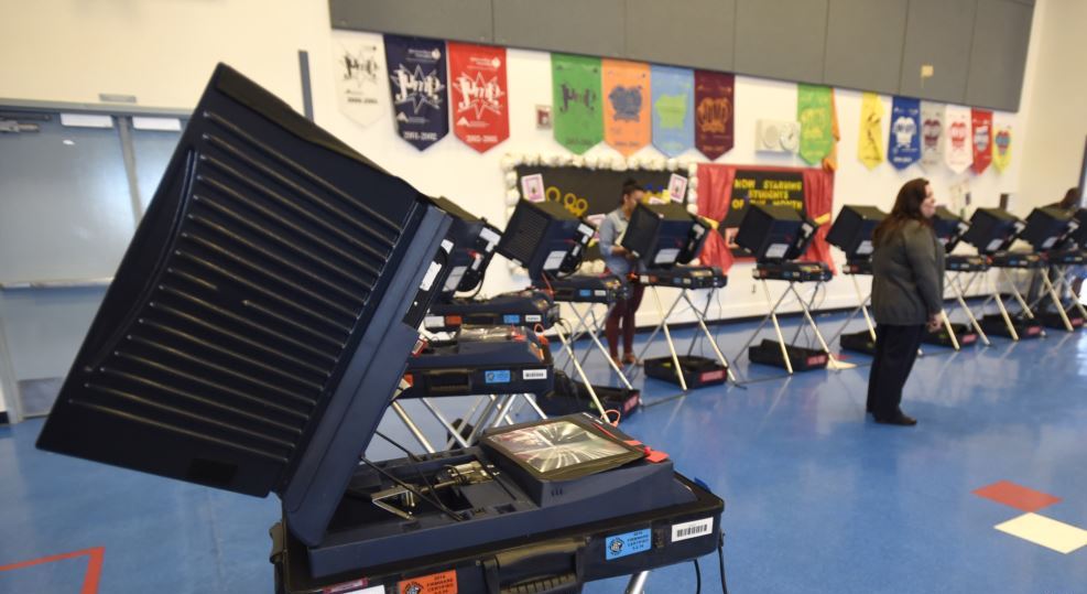 10 بج کر 47 منٹ: الیکٹورل ووٹ: کلنٹن109، ٹرمپ169