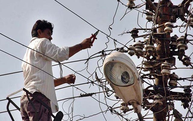 واپڈا ایک سرکاری ادارہ ہے اور عوام اسکی مالک ہے۔ ایکسین اعجاز بھٹی