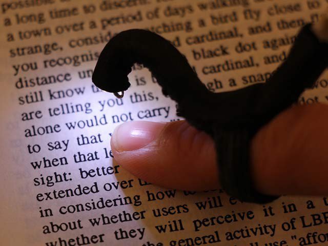 نابینا افراد کو کتاب پڑھ کر سنانے والا انگوٹھی نما کیمرہ