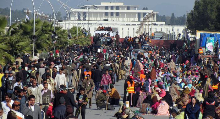 دھرنا! پاک آرمی زندہ باد