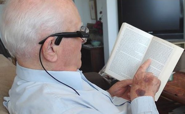 اخبار اور کتاب پڑھ کر سنانے والی جدید عینک