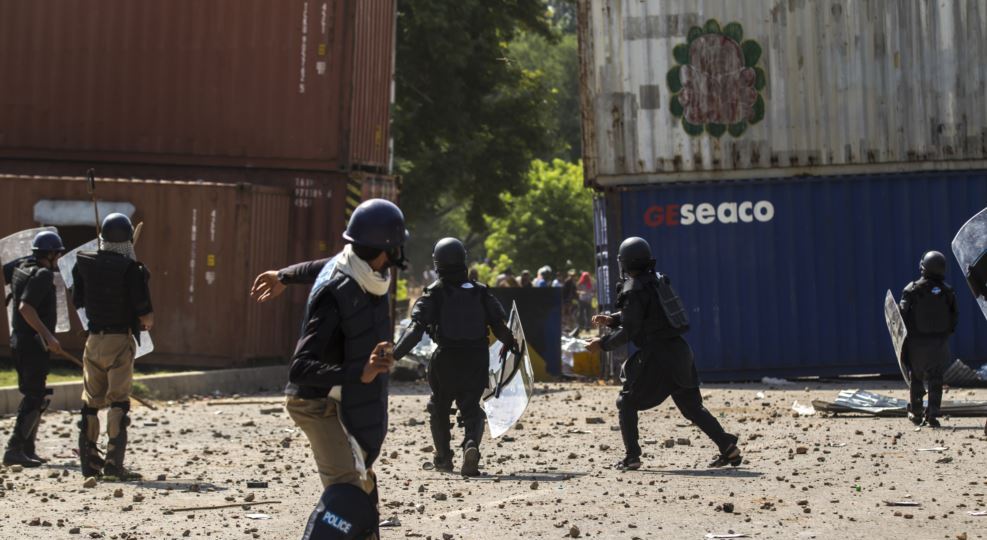 موٹر وے پر پولیس اور تحریک انصاف کے حامیوں میں جھڑپیں