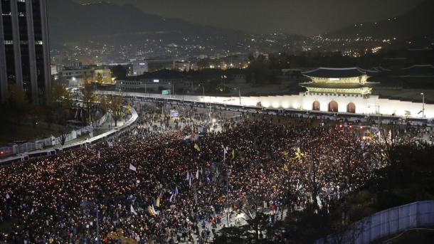 جنوبی کوریا میں خاتون صدر پارک گیون ہائی کے خلاف مظاہرہ