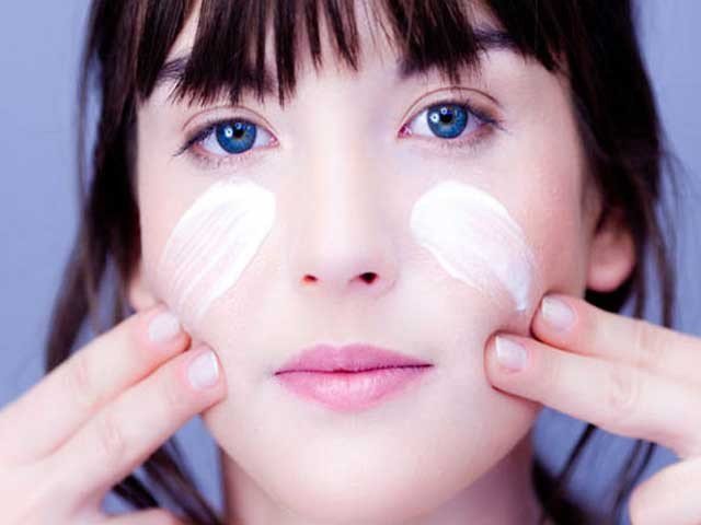 سردیوں میں جلد کو خشکی سے بچانے کے آسان طریقے