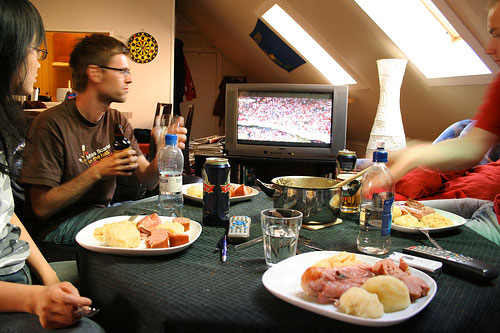 ٹی وی دیکھتے ہوئے کھانا کھانے سے منفی اثرات مرتب ہوتے ہیں