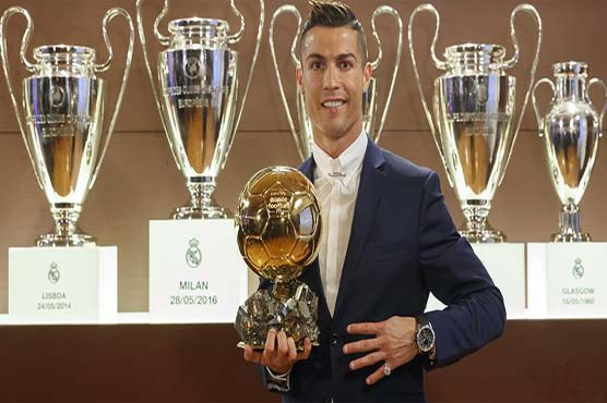 کرسٹیانو رونالڈو نے بہترین فٹبالر کا ایوارڈ “بیلون ڈی اور” اپنے نام کر لیا