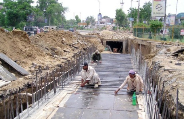 بھولیکی میں نالوں، نالیوں اور سولنگ کی تعمیر میں ناقص میٹریل کا استعمال