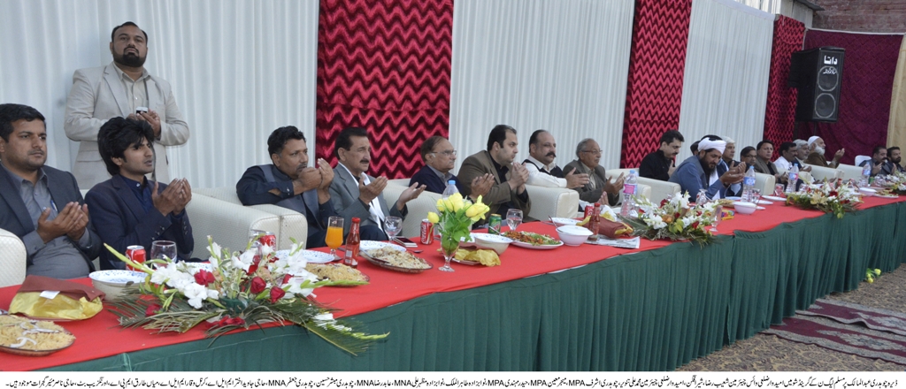 ڈیرہ چوہدری  عبدالمالک  پر مسلم لیگ ن  کے گرینڈ شو  میں امیدوار ضلعی  وائس چیئرمین  شعیب رضا اور دیگر موجود ہیں