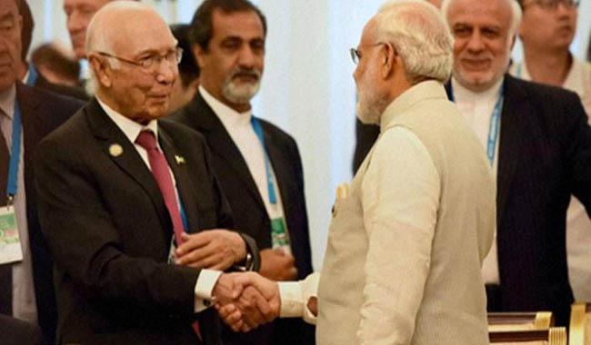 سرتاج عزیز اور مودی کے درمیان غیر رسمی بات چیت، وزیراعظم کی خیریت دریافت کی