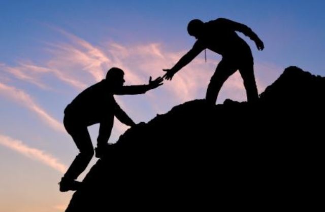 پتھر کون پھینکے گا