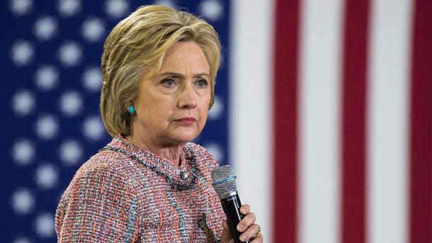 صرف ڈونلڈ ٹرمپ ہی نہیں تھے بلکہ کلنٹن نے بھی کیو سے مدد حاصل کی ہے