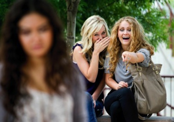 شیریں لہجے میں چھپا زہریلا ڈنگ