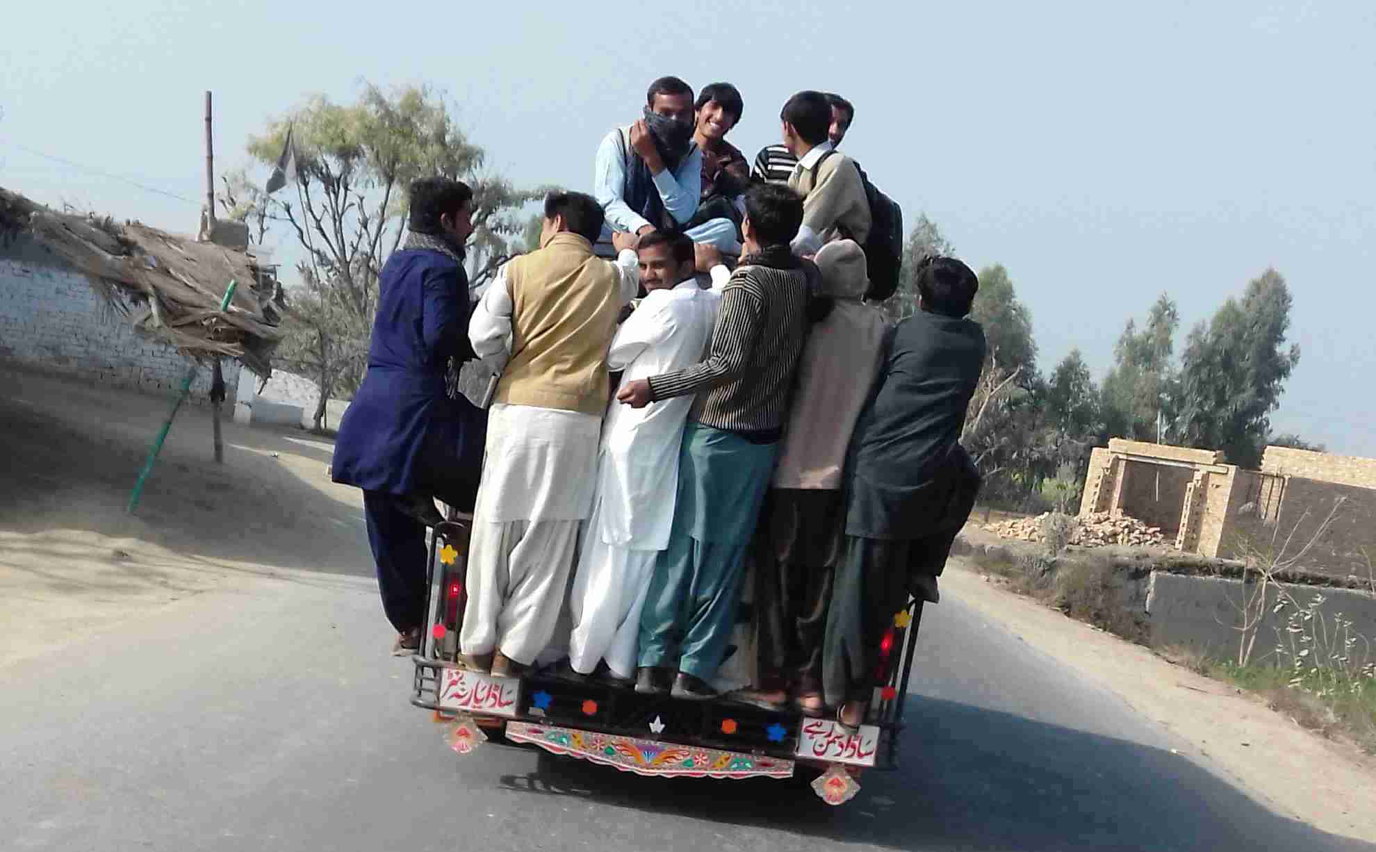 کوٹ چھٹہ سے جھوک اترا، جکھڑ امام شاہ سے چلنے والی ہائی ایس کے مالکان نے اوور لوڈنگ کو معمول بنا لیا