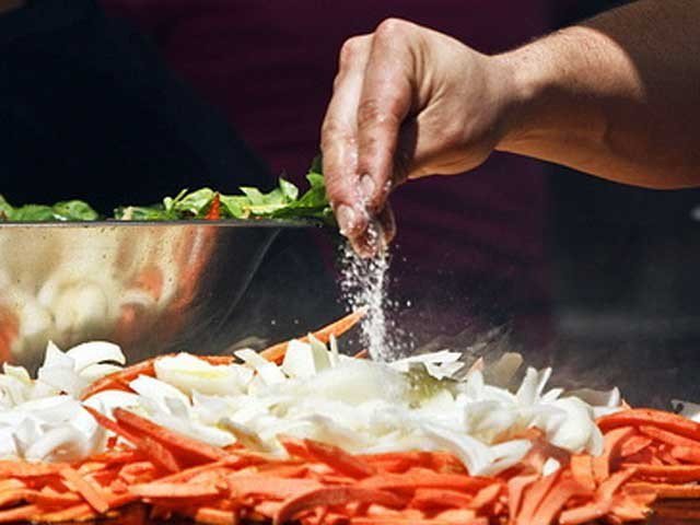 کھانے میں نمک کی کم مقدار کئی امراض سے بچاتی ہے، تحقیق