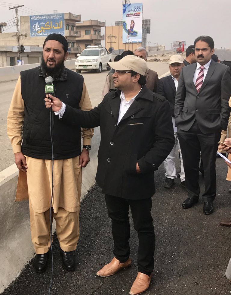 ممبر قومی اسمبلی چوہدری عابد رضا کا زیر تعمیر فلائی اوور شاہین چوک گجرات کا دورہ