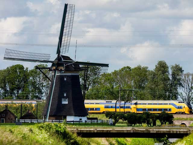 ہالینڈ میں برقی ٹرینیں ونڈ ٹربائن سے چلنے لگیں