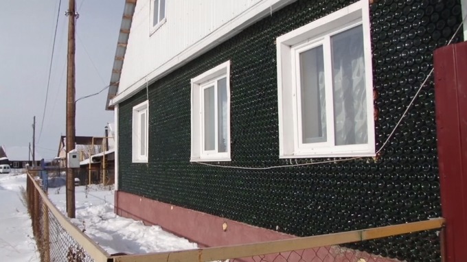 روس : 12 ہزار بوتلوں کو جوڑ کر ایک شخص نے گھر بنا ڈالا