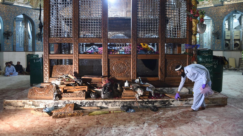 زیر خنجر می رقصم