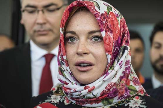 سکارف پہننے کی سزا، لنڈسے لوہان کو ہیتھرو ایئرپورٹ پر روک لیا گیا