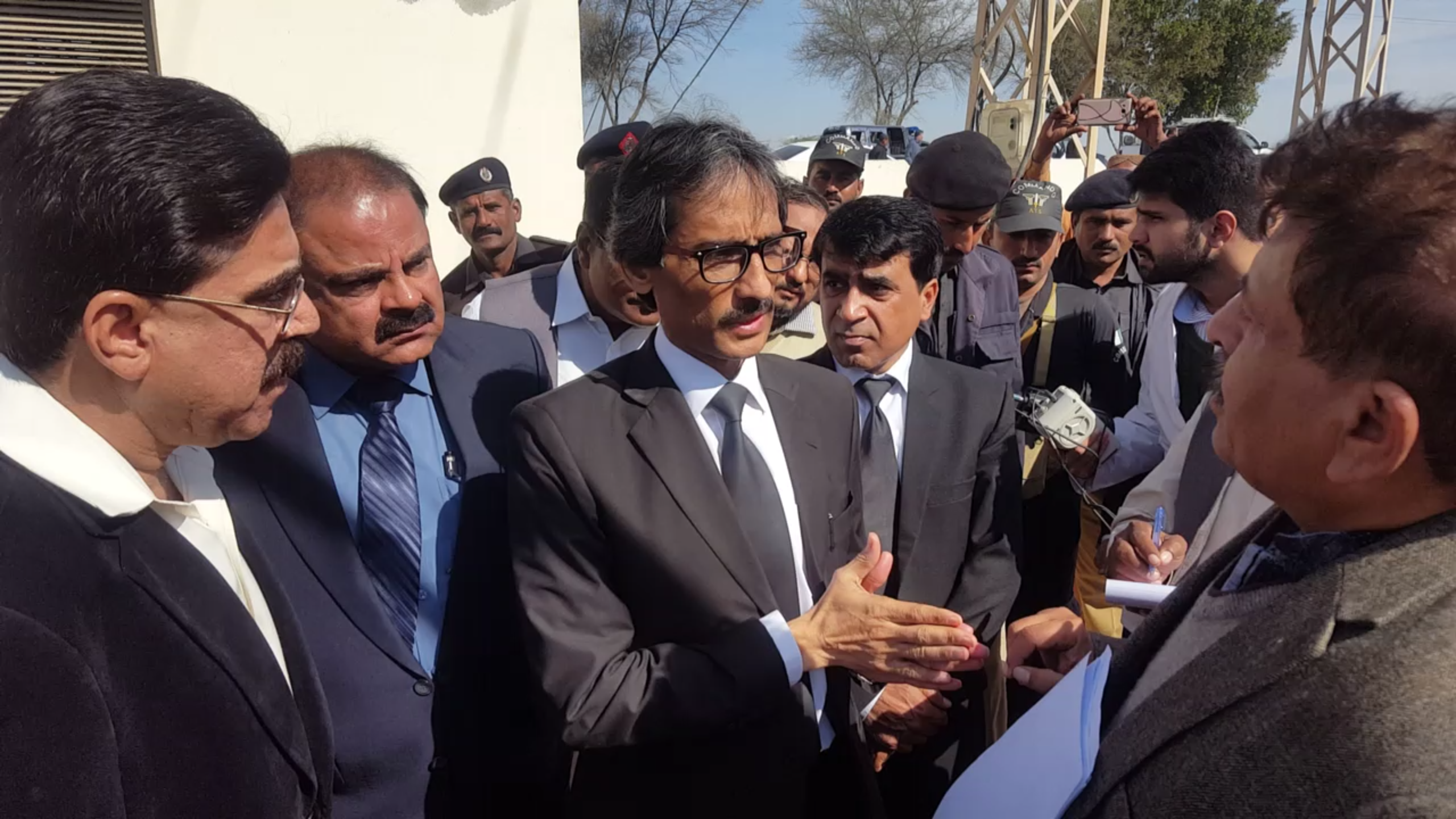 سپریم کورٹ کے حکم پر قائم عدالتی کمیشن فراہمی اور نکاسی آب کی اسکیموں کا جائزہ لینے بدین پہنچ گیا