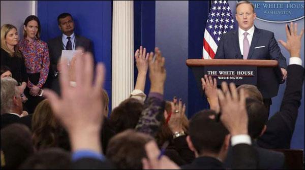 وہائٹ ہاؤس بریفنگ سے کئی صحافیوں کو نکال دیا گیا
