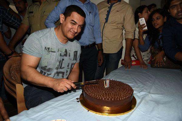 بالی ووڈ اداکار عامر خان آج 52 ویں سالگرہ منا رہے ہیں