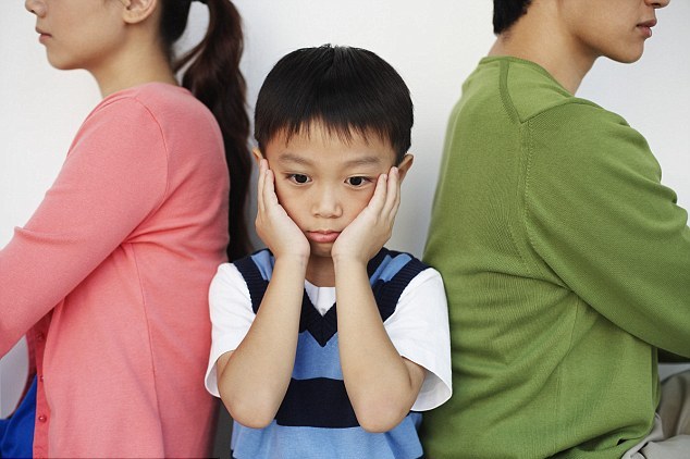 بچے والدین کی توجہ کے منتظر