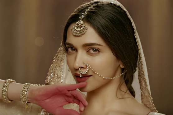 مشتعل گروپ کا حملہ، دیپکا پڈکون کی فلم ‘پدماوتی’ کا سیٹ نذر آتش