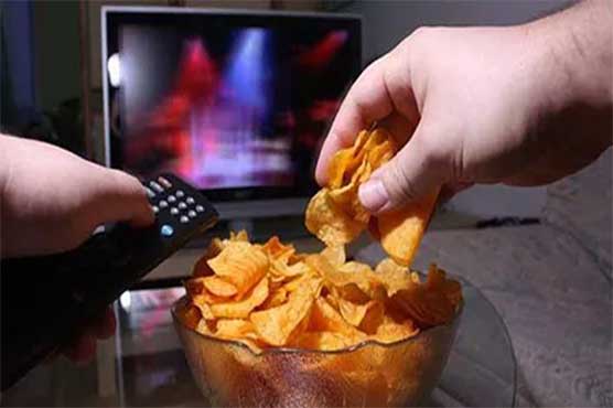 ٹی وی دیکھتے ہوئے کھانا کھانے سے موٹاپے کے امکانات بڑھتے ہیں