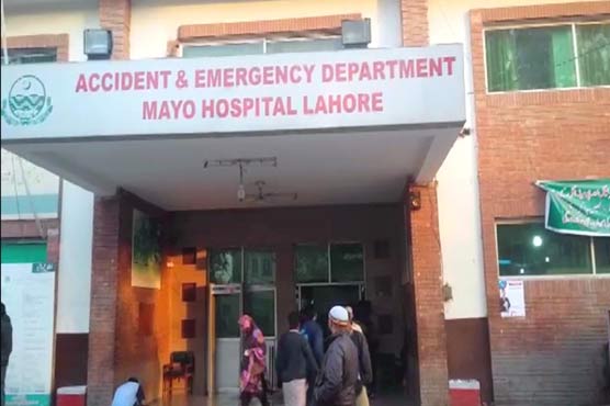 لاہور : کار سواروں کی فائرنگ، دو پولیس اہلکاروں سمیت 3 زخمی