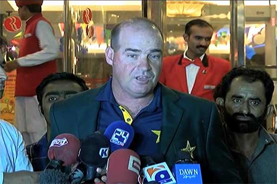 قومی ٹیم ویسٹ انڈیز روانہ، فکسنگ سکینڈل پر مکی آرتھر بھی مایوس