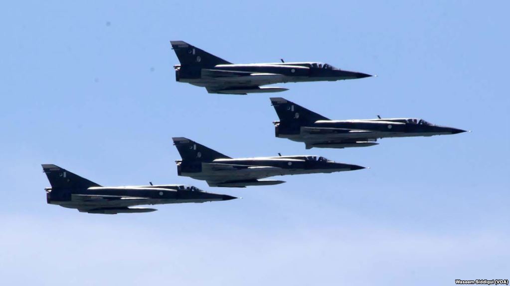 کراچی کے افق پر پہلی مرتبہ جنگی طیاروں کا فلائی پاسٹ