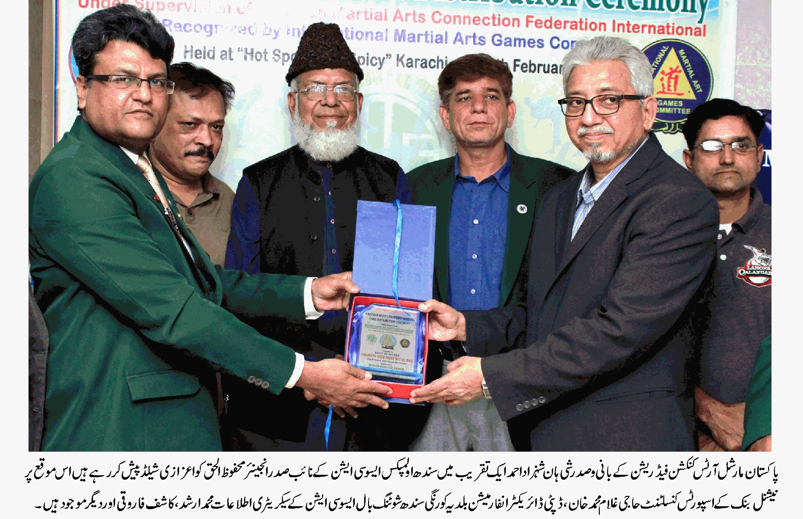 شہزاد احمد تقریب میں سندھ اولمپکس ایسوسی ایشن کے نائب صدر انجیئر محفوظ الحق کو اعزازی شیلڈ پیش کر رہے ہیں