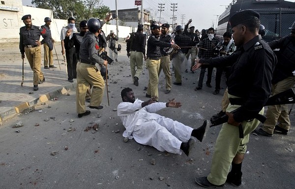 قانون کے رکھوالے قانون شکن