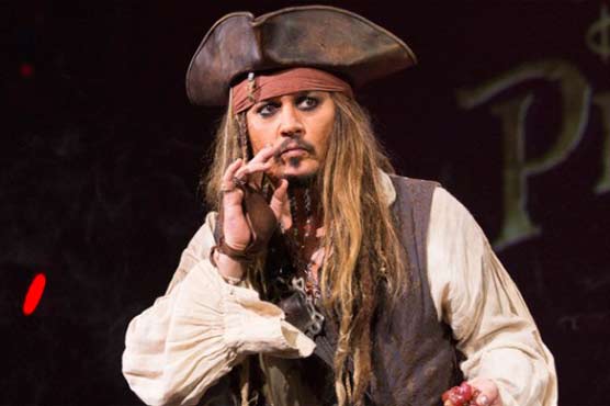 جانی ڈیپ ڈزنی لینڈ پہنچ گئے، تفریح کیلئے آئے افراد دیکھ کر حیران